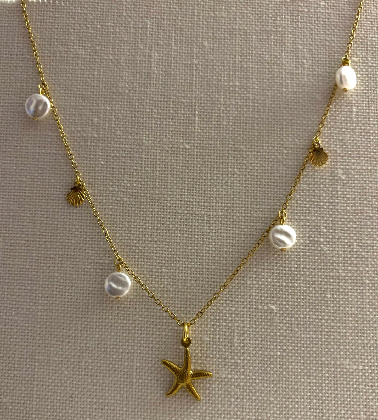 Close-up of the Ocean Breeze stainless steel gold necklace – ideal for summer looks