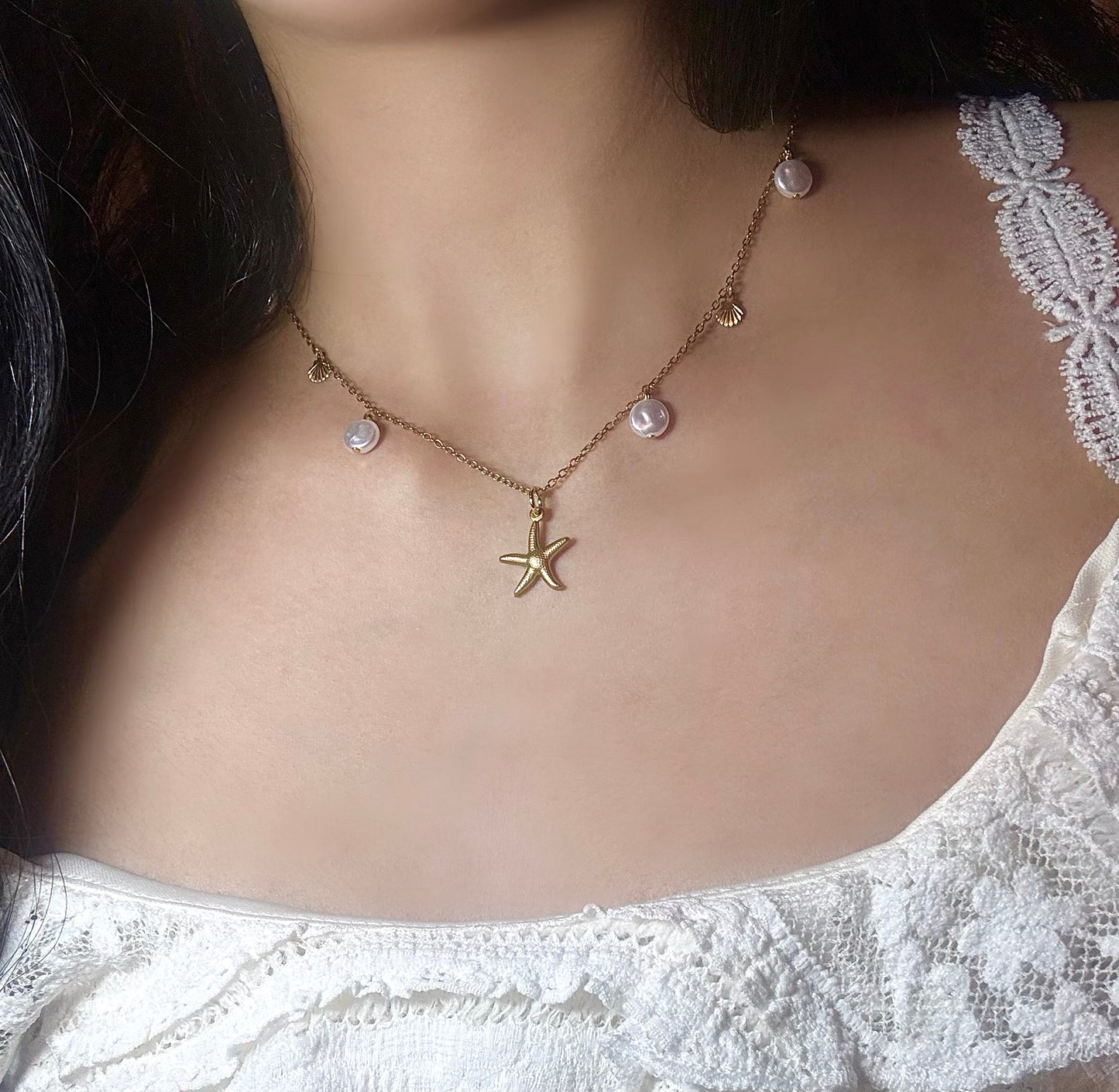 the Ocean Breeze stainless steel necklace – ideal for summer looks on a mannequin