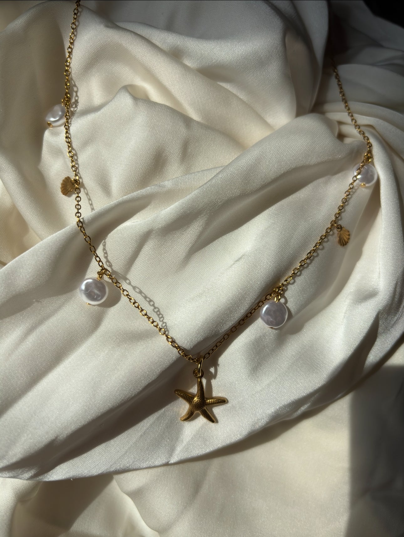 the Ocean Breeze stainless steel necklace – ideal for summer looks on a white fabric