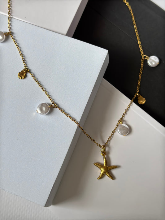 the Ocean Breeze stainless steel necklace – ideal for summer looks on a aesthetic flat surface