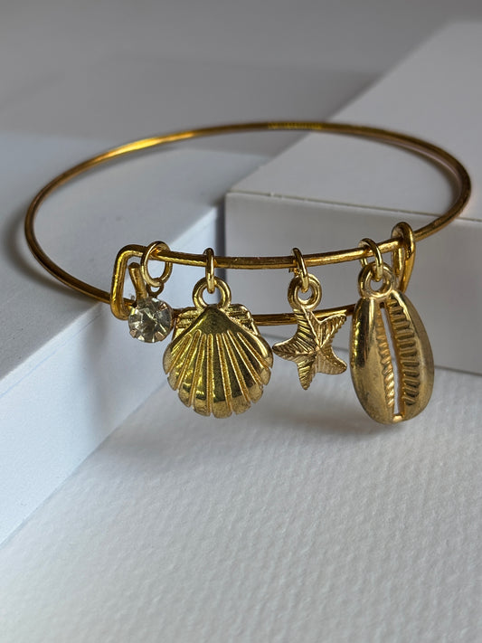 salted gold bracelet on a white backround surface 3d