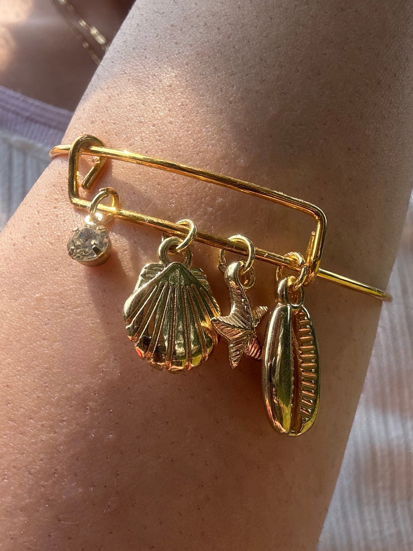 Salted gold Summer gold bracelet ajustable with shells wearring on hand arm