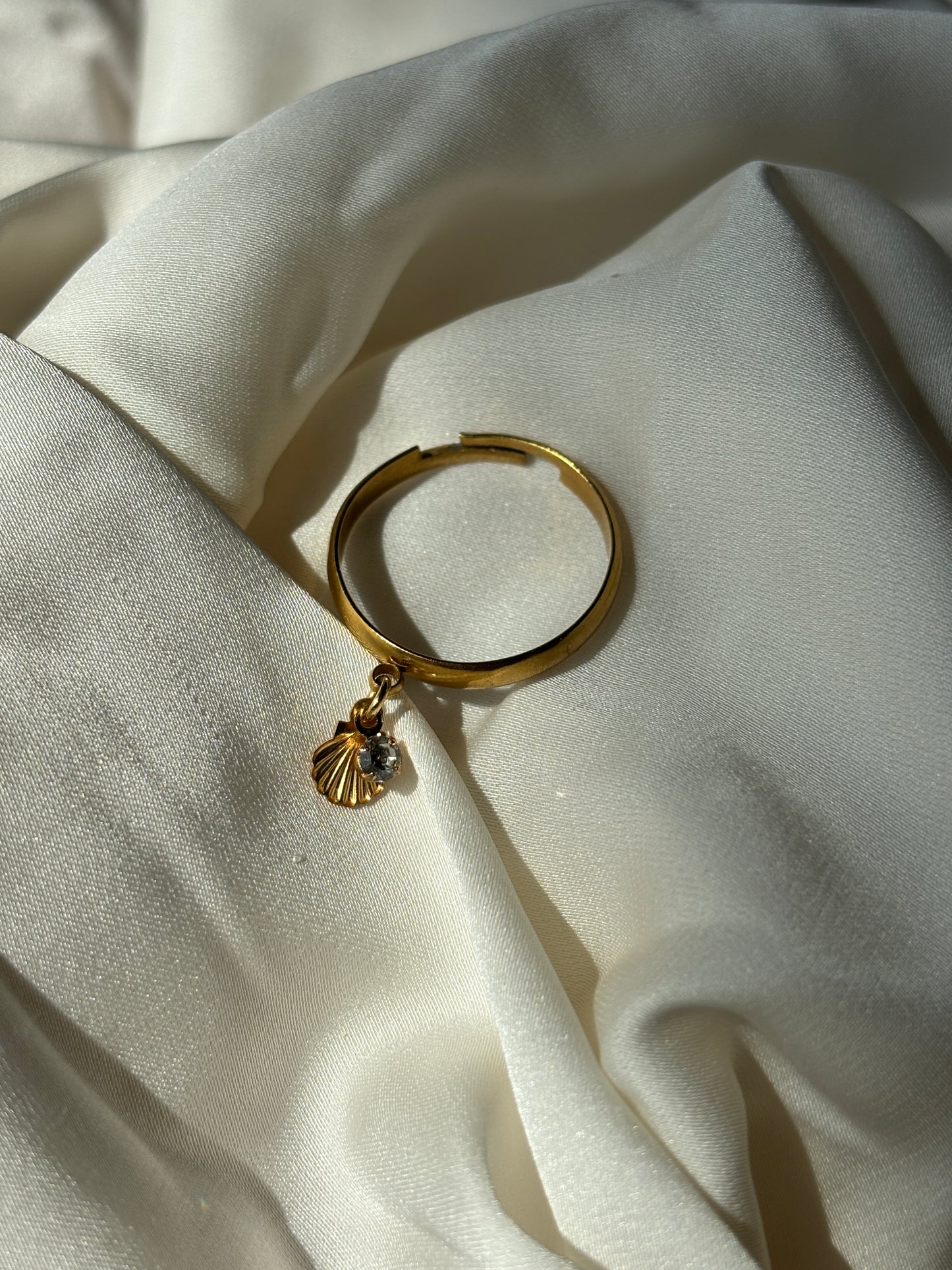 Sea charm ribg gold on a white fabric